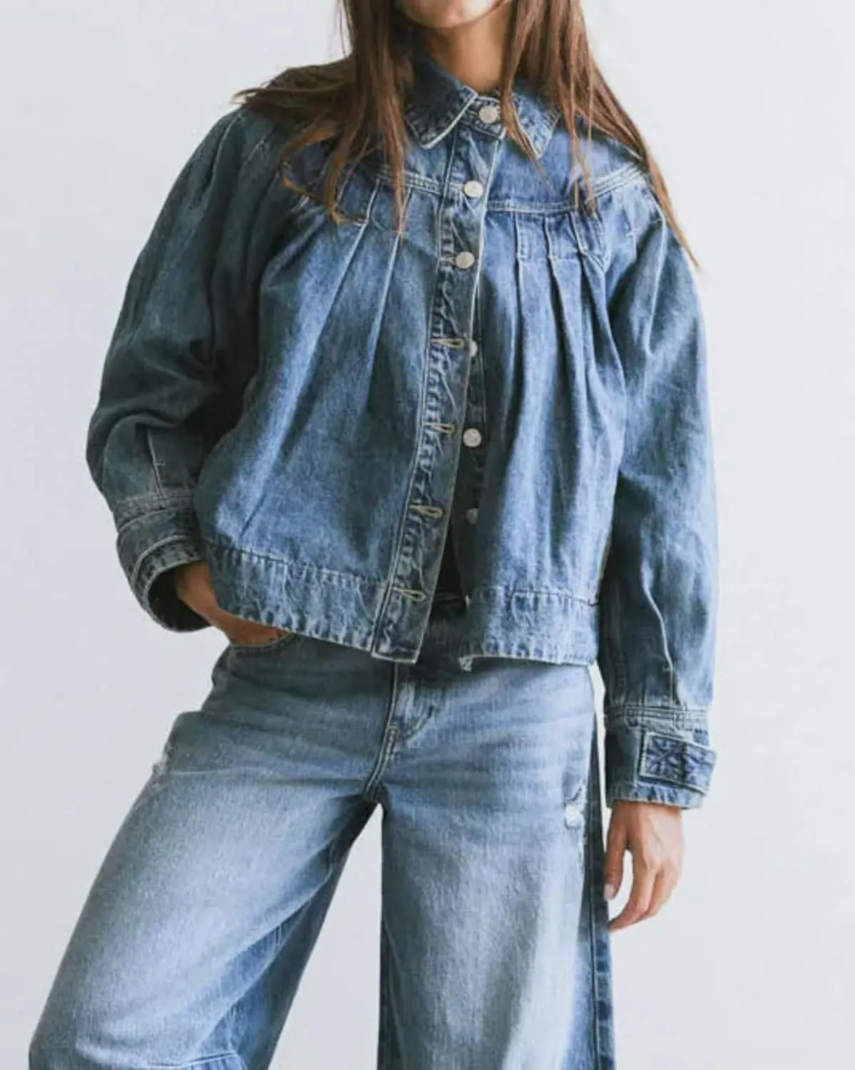Womens Cropped Denim Jacket Long Sleeve Collared Button Down Pleated Jean Jckets with Pockets